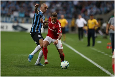 Diego Tardelli e Neilton disputam lance no Gre-Nal 422 na Arena pela 30ª rodada do Brasileirão