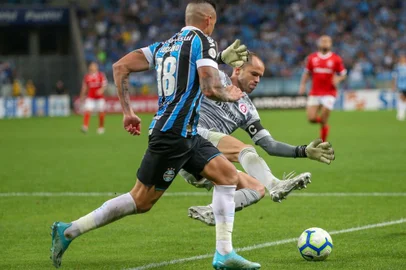 GrÃªmio x InternacionalPORTO ALEGRE, RS - 03.11.2019: GRÊMIO X INTERNACIONAL - Marcelo Lombra disputa lance durante Grêmio X Internacional em partida vália pela 30º rodada do Campeonato Brasileiro 2019 - Série A. Os dois concorrentes diretos pelo G-4 e G-6 que se enfrentam no GRE-NAL 422. Partida realizada na Arena do Grêmio na noite deste domingo (03) em Porto Alegre, RS, Brasil. (Foto: Raul Pereira /Fotoarena/Folhapress) ORG XMIT: 1825479