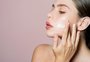 Lavar o rosto no banho, esfoliar todos os dias: os erros mais comuns da rotina de skincare