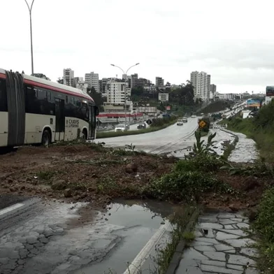 Deslizamentos de terra na RSC-453 em Caxias