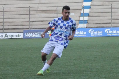 Davis, filho de Tinga, em ação pelo São José