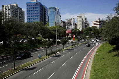PORTO ALEGRE, RS, BRASIL, 11/10/2019-  Pintura de ciclovia na avenida Goethe.(FOTOGRAFO: MATEUS BRUXEL / AGENCIA RBS)