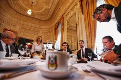  PORTO ALEGRE, RS, BRASIL, 05/11/2019- Reunião sobre o IPVA: diante da repercussão negativa devido ao fim do parcelamento e a antecipação do calendário de pagamento do IPVA, o governo do Estado convocou de última hora reunião com líderes de bancada na Assembleia no Palácio Piratini. (FOTOGRAFO: LAURO ALVES / AGENCIA RBS)