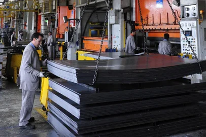  Imprensa Visita Empresas Randon. Jornalistas visitam produção de carretas da Randon.