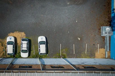  PORTO ALEGRE, RS, BRASIL, 01/10/2019: Sede das empresas Job Recursos Humanos e Job Segurança e Vigilância na Rua Santos Dumont, esquina com a Rua Brasil.  O prédio está para alugar e há sinais de abandono de carros no pátio. (Foto: Omar Freitas / Agência RBS)Local: Porto Alegre