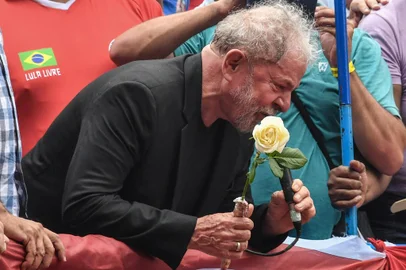 Brazilian former president (2003-2011) Luiz Inacio Lula da Silva speaks during a rally outside the metalworkers union building in Sao Bernardo do Campo, in metropolitan Sao Paulo, Brazil, on November 9, 2019. - Brazils leftist icon Luiz Inacio Lula da Silva walked free from jail Friday after a year and a half behind bars for corruption following a court ruling that could release thousands of convicts. (Photo by NELSON ALMEIDA / AFP)