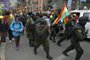Police officers, who have joined a rebellion, take part in a march to protest against the government in La Paz, Bolivia, on November 9, 2019. - Police in three Bolivian cities joined anti-government protests Friday, in one case marching with demonstrators in La Paz, in the first sign security forces are withdrawing support from President Evo Morales after a disputed election that has triggered riots. (Photo by AIZAR RALDES / AFP)