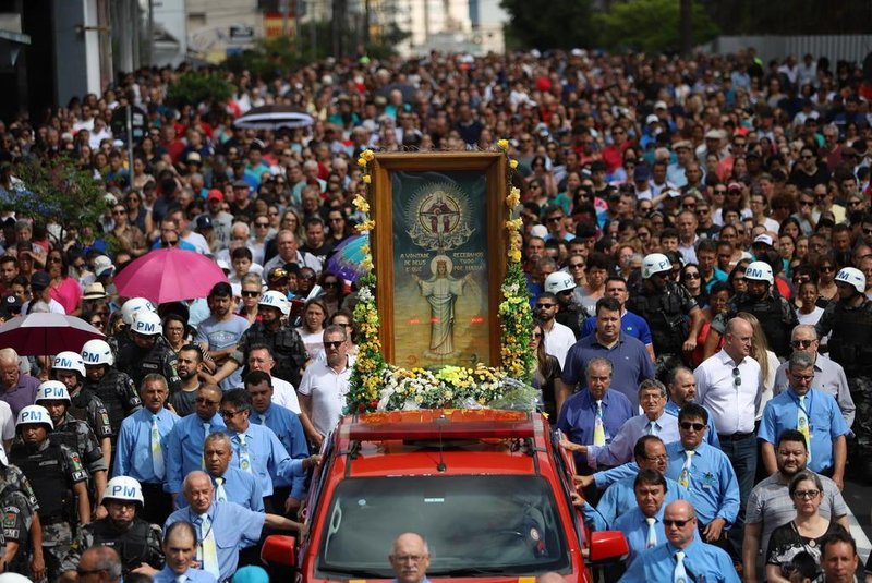 SANTA MARIA, RS, BRASIL,10/11/2019- Fiéis participam de romaria para Nossa Senhora Medianeira, em Santa Maria. (Foto: Ronald Mendes / Especial)