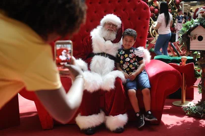  CAXIAS DO SUL, RS, BRASIL (10/11/2019)Papai Noel movimenta o final de semana no shopping Iguatemi. Na foto, Samuel Felipe Ribeiro Sebastião, 6 anos, morador de Nova Petrópolis. (Antonio Valiente/Agência RBS)