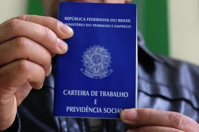  CAXIAS DO SUL RS, BRASIL (22/04/2016) Carteira de Trabalho 2016. Crise Brasileira.  Mercado de Trabalho.  Reportagem verifica atendimento no Sine.  NA FOTO, Carlos Roberto de Andrade, pedreiro desempregado, nascido em Vacaria, foi ao Sine encontrar trabalho- FONE 9211 6638. (Roni Rigon/Pioneiro)