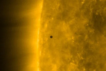 Mercúrio passa entre o Sol e a Terra, o chamado Trânsito de Mercúrio, fenômeno raro na astronomia, que acontece entre 12 e 13 vezes por século.