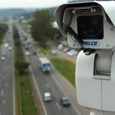 Começam a ser instaladas as câmaras de vídeos que farão a vigilância eletrônica da br-116 em novo Hamburgo.
