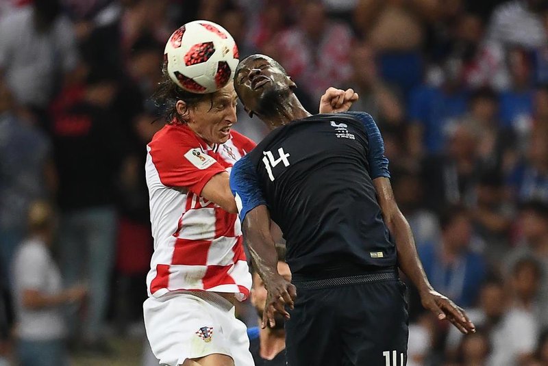  Croatias midfielder Luka Modric (L) vies for the header with Frances midfielder Blaise Matuidi during their Russia 2018 World Cup final football match between France and Croatia at the Luzhniki Stadium in Moscow on July 15, 2018. / AFP PHOTO / Jewel SAMAD / RESTRICTED TO EDITORIAL USE - NO MOBILE PUSH ALERTS/DOWNLOADSEditoria: SPOLocal: MoscowIndexador: JEWEL SAMADSecao: soccerFonte: AFPFotógrafo: STF