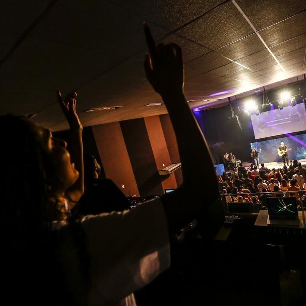 Igrejas diferentonas atraem jovens evangélicos - Jornal O Globo