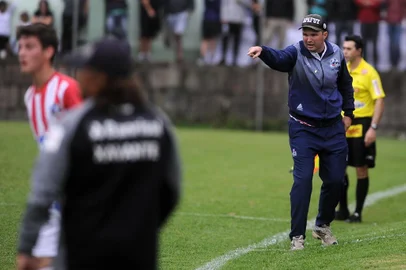  CAXIAS DO SUL, RS, BRASIL, 20/10/2019 - Apafut e Brasil-Pel se enfrentam em jogo válido pela Semifinal do Campeonato Gaúcho Sub 17. NA FOTO: técnico da Apafut, Marcelo Tura. (Marcelo Casagrande/Agência RBS)