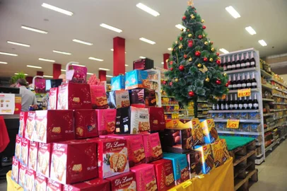  CAXIAS DO SUL, RS, BRASIL, 13/11/2019. A projeção de vendas de Natal e Ano-Novo nos supermercados caxienses é otimista. O Sindicato do Comércio Varejista de Gêneros Alimentícios de Caxias do Sul (Sindigêneros) espera um aumento entre 8,5% e 9% em comparação com o mesmo período do ano passado. (Porthus Junior/Agência RBS)
