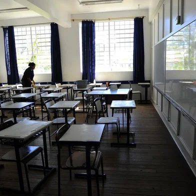  CAXIAS DO SUL, RS, BRASIL, 23/04/2013. Caxias do Sul adere á greve dos professores estaduais, que reivindicam o piso nacional (salário) de R$ 1.567. Na foto, sala de aula vazia na Escola Estadual Santa Catarina. (Porthus Junior/Pioneiro)