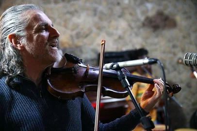  PORTO ALEGRE, RS, BRASIL - Gutcha Ramil e Hique Gomez apresentam o espetáculo Fluxos: musicalidades em trânsito no Salão de Atos da UFRGS em 05 de setembro, às 20h. Acompanhamos um ensaio dos músicos.