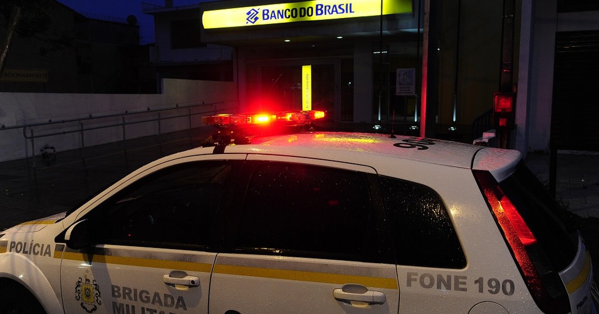Polícia prende dois criminosos em tentativa de roubo a banco em Canoas - GaúchaZH