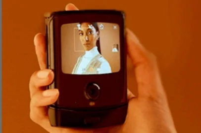 A Motorola acaba de oficializar sua entrada na corrida dos dobráveis. Para este final de ano, a empresa confirmou a chegada do sucessor espiritual do Motorola Razr V3, agora apenas com o nome de Razr.