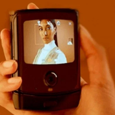 A Motorola acaba de oficializar sua entrada na corrida dos dobráveis. Para este final de ano, a empresa confirmou a chegada do sucessor espiritual do Motorola Razr V3, agora apenas com o nome de Razr.