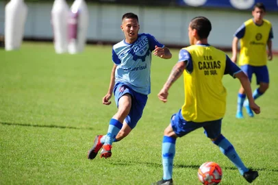  CAXIAS DO SUL, RS, BRASIL, 08/11/2019. Treino do Caxias no estádio Centenário. O Caxias se prepara para o segundo jogo da semifinal da Copa Seu Verari, contra o Pelotas. Na foto, atacante Willian (E). (Porthus Junior/Agência RBS)