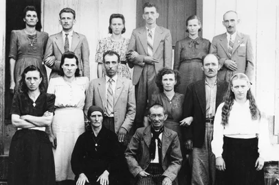 O casal Antonio Pasquale e Maria Lizot (sentados ao centro) com os genros e noras em meados da década de 1940. Na fila da frente, da esquerda para direita, estão os casais Santina Vidor e Florencio Pasquale; Catharina Vidor e Germano Pasquale; e Libera Vidor e Paulino Pasquale. Na segunda fileira, da esquerda para direita, vemos Amélia Pasquale; Josephina Deinani e Valentim Pasquale; Angelina Pasquale e Paulino Catusso e Adelinda Pasquale.