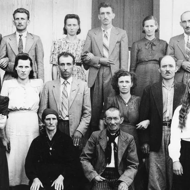 O casal Antonio Pasquale e Maria Lizot (sentados ao centro) com os genros e noras em meados da década de 1940. Na fila da frente, da esquerda para direita, estão os casais Santina Vidor e Florencio Pasquale; Catharina Vidor e Germano Pasquale; e Libera Vidor e Paulino Pasquale. Na segunda fileira, da esquerda para direita, vemos Amélia Pasquale; Josephina Deinani e Valentim Pasquale; Angelina Pasquale e Paulino Catusso e Adelinda Pasquale.