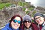 Meu nome é Anelise Brod e esta foto foi tirada na Escócia, nas ruínas do Urquhart Castle, em 25 de março de 2019. Na foto estão, da esquerda para à direita: Anelise Brod, Fabiana Rocca e Michele Marchesan. Abaixo o texto explicando sobre o lugar:O Castelo de Urquhart localiza-se na beira do Lago Ness, próximo a Drumnadrochit, na Escócia, a 30min de Inverness. Construído no século XIII, já foi um dos maiores castelos da Escócia. É um dos mais belos cenários das Highlands, o que o torna uma atração imperdível para os visitantes.