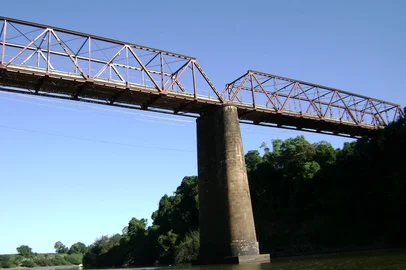 Ponte próxima à confluência dos rios Forqueta e Taquari, divisa de Lajeado com Arroio do Meio