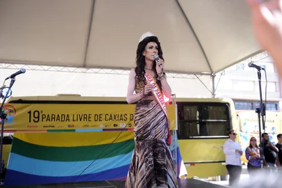  CAXIAS DO SUL, RS, BRASIL, 17/11/2019 - De volta à Rua Marquês do Herval, a Parada Livre de Caxias do Sul ocorre neste domingo (17). O trecho onde a programação será realizada fica junto à Praça Dante Alighieri. A comissão organizadora projeta um público de 15 mil a 20 mil pessoas, mas também avalia que há a possibilidade do movimento ser ainda maior devido à polêmica envolvendo realização do evento. NA FOTO: A drag Valma Classis Kieer fez a abertura dos trabalhos. (Marcelo Casagrande/Agência RBS)