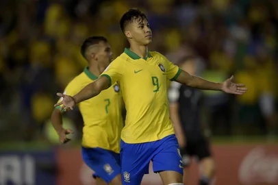 Kaio Jorge marcou de pênalti para a seleção brasileira sub-17, que foi tetracampeã Mundial.