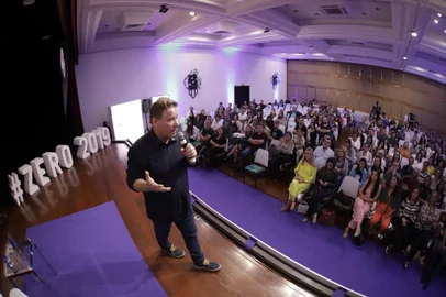 Para Sinal Aberto, Flávia Requião: Claude Troigros na feira de calçados e acessórios Zero Grau, no Hotel Serra Azul.
