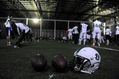  CAXIAS DO SUL, RS, BRASIL 23/06/2015Time do Juventude Futebol Americano (Juventude FA) se prepara pra a estreia no Torneio Touchdown 2015. (Felipe Nyland/Agência RBS)Indexador: FELIPE NYLAND                   