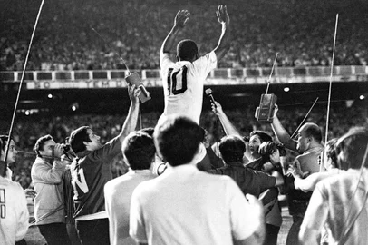 Vasco 1x2 Santos - Taça de Prata - 19 de novembro de 1969 - Estádio Maracanã.Pelé comemora a marcação do Gol 1000#PÁGINA: 1#EDIÇÃO: 1( ESPECIAL ESP ESTADO)MILESIMO9 S9  ARQUIVO 19/11/69 ( ESPECIAL ESP ESTADO) VASCO VS SANTOS 1000 GOLS  ( PELE ) - FOTO REPRODUCAO/AE Fonte: AE Fotógrafo: Não se Aplica