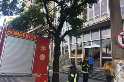 Bombeiros em frente ao prédio do IPE, em Porto Alegre
