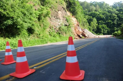  FARROUPILHA, RS, BRASIL, 18/11/2019. O trânsito continua bloqueado no trecho do Km 43 da ERS-122, em Farroupilha. Uma equipe de técnicos do Departamento Autônomo de Estradas de Rodagem (Daer) esteve na rodovia nesta manhã para avaliar a situação do talude e das pedras que permanecem sob risco de queda. A partir dessa análise, será feito o detalhamento da operação. Um laudo técnico, no entanto, afirma que a remoção de uma pedra gigantesca deverá ser realizada do alto da encosta, para evitar acidentes com a equipe responsável pelas obras. (Porthus Junior/Agência RBS)