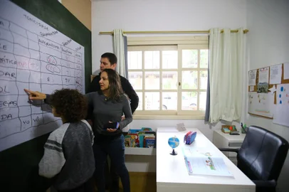  GRAVATAÍ - BRASIL -  Método do ensino domiciliar, a rotina de estudos de Lorenzo, nove anos, em casa. Ele conta com a ajuda dos pais e da irmã mais velha, que dão aulas para o garoto.(FOTO: LAURO ALVES)