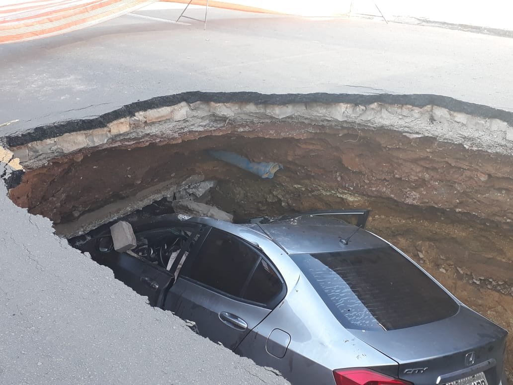 Asfalto cede e carro cai em cratera em Flores da Cunha | Pioneiro