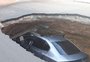 Asfalto cede e carro cai em cratera em Flores da Cunha