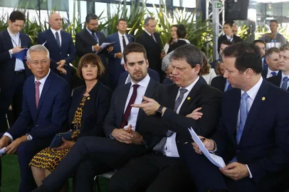 PORTO ALEGRE, RS, BRASIL, 19-11-2019: Fraport realiza solenidade para entregar a primeira fase das obras de infraestrutura do Aeroporto Internacional Salagdo Fiho. Presentes o governador do RS, Eduardo Leite, o prefeito de Porto Alegre, Nelson Marchezan Jr, e o ministro de Infraestrutura, Tarcísio Gomes de Freitas, além de representantes da Fraport. (Foto: Mateus Bruxel / Agência RBS)