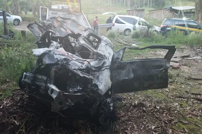 Carro acidentado na BR-386 em São José do Herval