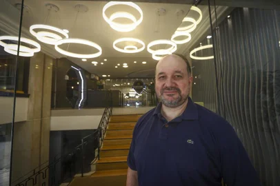  PORTO ALEGRE, RS, BRASIL, 19/11/2019:  Marciano sofria bullying por causa de seu nome na infância. Do trauma, passou a pensar em uma maneira de lucrar com isso, e criou o Marcianos Prime Burguer, uma hamburgueria temática de extraterrestre.Indexador: ISADORA NEUMANN