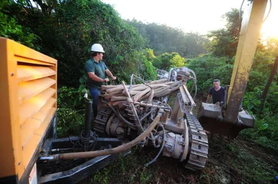  CAXIAS DO SUL, RS, BRASIL, 20/11/2019. s perfurações na encosta da ERS-122, em Farroupilha, onde uma queda de barreira bloqueia há mais de duas semanas o trânsito na altura do Km 43 , em Farroupilha, previstas para ocorrerem nesta quarta (20) ficaram para quinta-feira (21). No final da tarde, chegou a perfuratriz ¿ máquina que vai perfurar as rochas em cerca de 12 metros de profundidade para colocação dos explosivos. (Porthus Junior/Agência RBS)