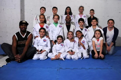  CAXIAS DO SUL, RS, BRASIL, 23/10/2019 - O Projeto Conquista trabalha com 67 crianças do Santa Corona e bairros da zona sul de Caxias do Sul. São inúmeras atividades, entre elas o jiu-jitsu como uma formação para o futuro. O projeto é comandado por Rudimar Souza Camargo, o DJ Hood, e Liane Lazzarotto. (Marcelo Casagrande/Agência RBS)