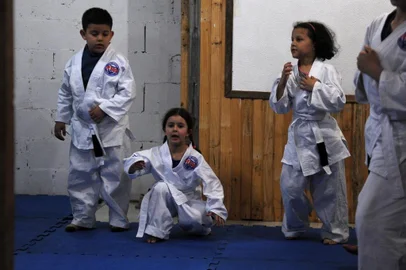  CAXIAS DO SUL, RS, BRASIL, 23/10/2019 - O Projeto Conquista trabalha com 67 crianças do Santa Corona e bairros da zona sul de Caxias do Sul. São inúmeras atividades, entre elas o jiu-jitsu como uma formação para o futuro. O projeto é comandado por Rudimar Souza Camargo, o DJ Hood, e Liane Lazzarotto. NA FOTO: Antônio de Barba, 9, e Fernanda Monteiro, de 5 anos. (Marcelo Casagrande/Agência RBS)