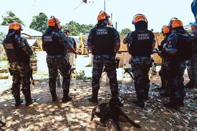  A Justiça cumpre reintegração de posse em um terreno às margens da RS-118, em Gravataí, onde vivem atualmente 77 famílias. Desde o amanhecer desta quinta-feira (21), policiais da Brigada Militar (BM) acompanham oficiais de Justiça e funcionários da prefeitura na retirada dos pertences dos moradores da área invadida. De acordo com o comandante do 17° Batalhão de Polícia Militar, major Luís Felipe Neves, não houve conflitos entre moradores e tropa. (OMAR FREITAS / AGÊNCIA RBS)Local: GravataÃ­