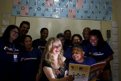  PORTO ALEGRE, RS, BRASIL, 21-11-2019: A escritora Ana Cecília Romeu encontra João Carlos dos Santos no grupo de alfabetização do CIEE, na região central. Ela é autora do livro que João escolheu para comprar ao ir pela primeira vez na Feira do Livro de Porto Alegre. (Foto: Mateus Bruxel / Agência RBS)Indexador: Mateus Bruxel