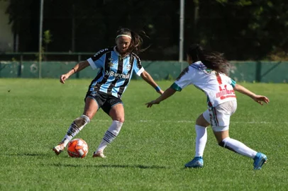 As gurias do Brasil-Fa enfrentam o Grêmio, neste domingo (24), pela semifinal do Gauchão Feminino. A partida inicia às 16h, no estádio Antônio Vieira Ramos, em Gravataí. Na primeira fase do campeonato, o time da Serra Gaúcha foi derrotado nas duas vezes que enfrentou o Grêmio: 2x0, na primeira rodada, e 4x2, na décima. 