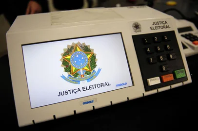  CAXIAS DO SUL, RS, BRASIL, 12/09/2018 - Edson Borowski, chefe de cartório da 169ª Zona Eleitoral, explica como funciona a urna eletrônica. (Marcelo Casagrande/Agência RBS)